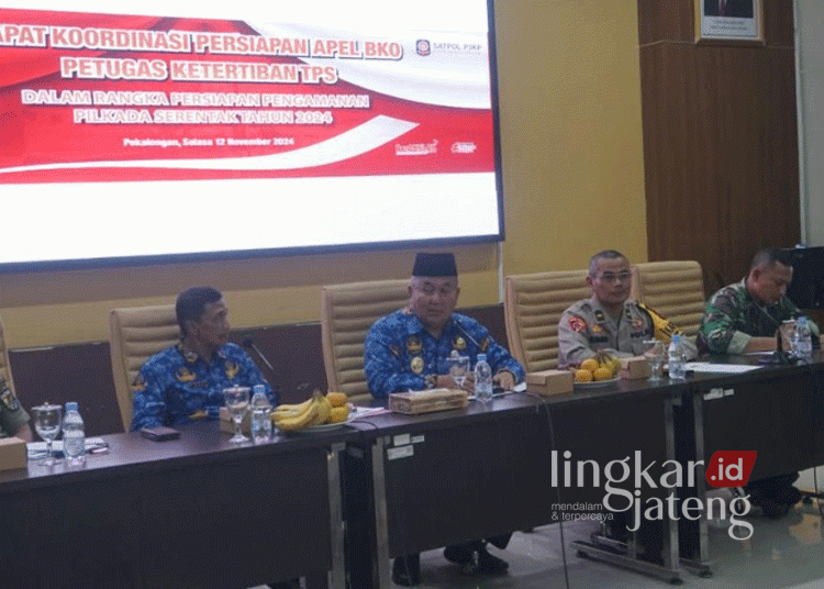 Plt. Wali Kota Pekalongan, Salahudin (dua dari kiri), saat memimpin Rapat Koordinasi (Rakor) Persiapan Pengamanan Pilkada 2024 bersama jajaran stakeholder terkait di Ruang Buketan Setda Kota Pekalongan pada Selasa, 12 November 2024. (Dok. Diskominfo Kota Pekalongan/Lingkarjateng.id)