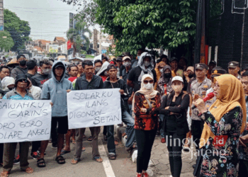 Ratusan petani saat menggelar aksi demonstrasi di Kantor Dispertan Pati untuk menuntut penghapusan kebeijakan skema barcode dalam pembelian solar subsidi pada Selasa, 12 November 2024. (Arif Febriyanto/Lingkarjateng.id)
