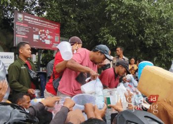 Ratusan peternak sapi perah dan pengepul susu saat membagikan susu secara gratis ke masyarakat di Kantor Kecamatan Getasan, Kabupaten Semarang, pada Minggu, 10 November 2024. (Hesty Imaniar/Lingkarjateng.id)