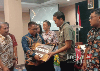 Pj. Wali Kota Salatiga, Yasip Khasani, memberikan reward secara simbolis kepada wajib pajak yang taat menunaikan kewajiban dalam acara sosialisasi dan undian pajak daerah di salah satu hotel setempat pada Kamis, 21 November 2024. (Angga Rosa/Lingkarjateng.id)