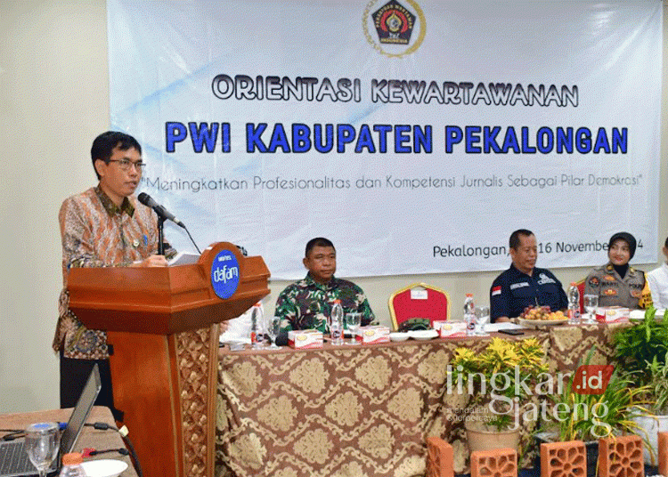 Pjs. Bupati Pekalongan, Widi Hartanto, memberikan sambutan pada acara Orientasi Kewartawanan yang diselenggarakan PWI Kabupaten Pekalongan di Hotel Dafam, Kota Pekalongan, pada Jumat, 15 November 2024. (Fahri Akbar/Lingkarjateng.id)