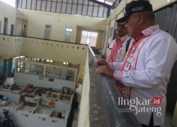 MENINJAU: Plt Wali Kota Pekalongan, Salahudin, melakukan monitoring dan evaluasi progres renovasi Pasar Anyar Kelurahan Bendan Kergon, Kecamatan Pekalongan Barat, Kota Pekalongan, Selasa, 19 November 2024 siang. (Diskominfo Kota Pekalongan/Lingkarjateng.id)