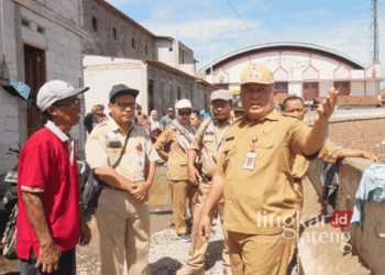 Plt. Wali Kota Pekalongan, Salahudin (kanan), bersama sejumlah pejabat dinas setempat saat meninjau progres proyek penataan kawasan Kampung Bugisan, Kelurahan Panjang Wetan, Kecamatan Pekalongan Utara, pada Senin, 4 November 2024. (Dok. Kominfo Kota Pekalongan/Lingkarjateng.id)