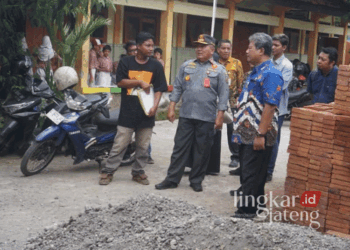 Plt. Wali Kota Pekalongan, Salahudin, saat meninjau progres rehabilitasi ruang kelas di SD Negeri Kuripan Lor 01, Kecamatan Pekalongan Selatan, pada Rabu, 20 November 2024. (Dok. Diskominfo Kota Pekalongan/Lingkarjateng.id)