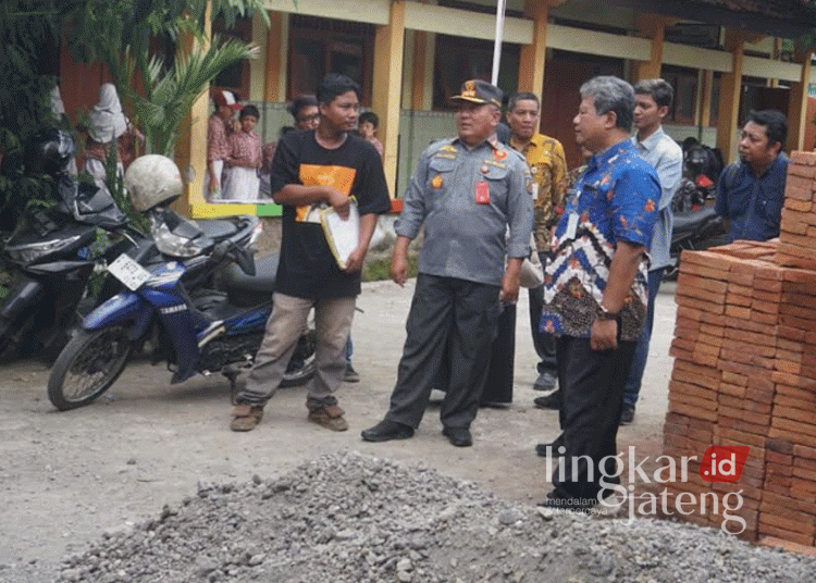 Progres 51 Persen, Rehab SDN Kuripan Lor 01 Pekalongan Ditarget Rampung Desember Ini 25 Plt. Wali Kota Pekalongan, Salahudin, saat meninjau progres rehabilitasi ruang kelas di SD Negeri Kuripan Lor 01, Kecamatan Pekalongan Selatan, pada Rabu, 20 November 2024. (Dok. Diskominfo Kota Pekalongan/Lingkarjateng.id)