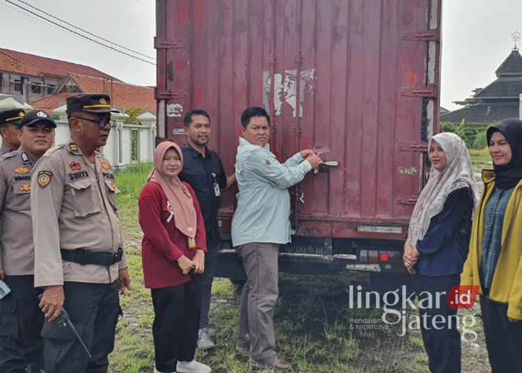 Polres Kendal saat melakukan pengawalan distribusi logistik Pilkada 2024 bersama jajaran KPU setempat pada Sabtu, 23 November 2024. (Dok. Polres Kendal/Lingkarjateng.id)