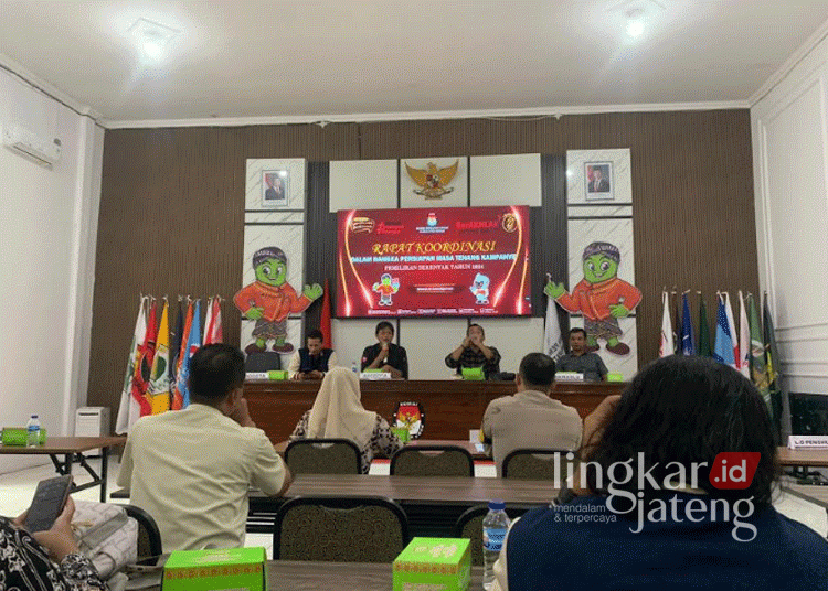 KPU Demak saat menggelar rakor persiapan masa tenang Pilkada pada Kamis, 21 November 2024. (M. Burhanuddin Aslam/Lingkarjateng.id)
