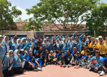Ranting Amarta berfoto bersama usai menjuarai turnamen bola voli dalm rangka peringatan HUT ke-79 PGRI dan HGN 2024 di SMAN 1 Kragan, Kabupaten Rembang, pada Jumat, 22 November 2024. (Dok. HMS/Lingkarjateng.id)