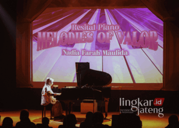 Nadia Farah Maulida saat menyuguhkan musik klasik dalam gelaran Resital Piano bertajuk "Melodies of Valor" di Serua Creative Space Kudus pada Minggu, 17 November 2024. (Dok. HMS/Lingkarjateng.id)