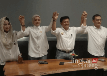 Pasangan Calon Wali Kota-Wakil Wali Kota Salatiga, Nina Agustin, merayakan keunggulan hasil quick count perolehan suara Pilwalkot Salatiga pada Rabu malam, 27 November 2024. (Angga Rosa/Lingkarjateng.id)