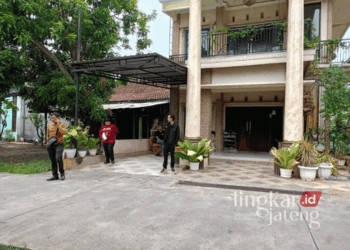 Rumah Sekretaris Dinkes Kendal yang berada di Desa Damarsari, Kecamatan Cepiring, Kabupaten Kendal, tampak sepi saat didatangi Bawaslu pada Jumat, 22 November 2024. (Syahril Muadz/Lingkarjateng.id)