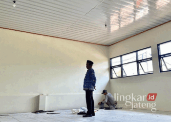 Proses pembangunan ruang kelas di SMPN 2 Dawe, Kecamatan Dawe, Kabupaten Kudus, belum lama ini. (Nisa Hafizhotus S./Lingkarjateng.id)