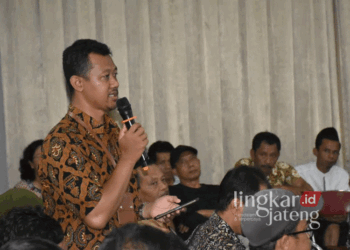 Kembangkan Usaha, Pelaku UMKM Kutowinangun Lor Gagas Salatiga Creative Center 26 Seorang warga menyampaikan aspirasinya kepada Pj. Wali Kota Salatiga, Yasip Khasani, saat sambang warga di Kelurahan Kutowinangun Lor, Kecamatan Tingkir, pada Kamis, 31 Oktober 2024. (Dok. Prokompim Setda Salatiga/Lingkarjateng.id)