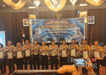 Direktorat Lalu Lintas Polda Jawa Tengah memberikan penghargaan ke sejumlah Polres dalam kegiatan Analisa dan Evaluasi (Anev) Semester II di Semarang pada Rabu, 13 November 2024. (Dok. HMS/Lingkarjateng.id)