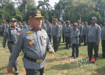 Plt. Wali Kota Pekalongan, Salahudin, saat memimpin Apel Gelar Pasukan Serah Terima BKO Satlinmas di Lapangan Mataram pada Rabu, 20 November 2024. (Dok. Diskominfo Kota Pekalongan/Lingkarjateng.id)