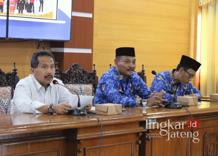 Penetapan UMK Jepara Tahun 2025 Tunggu Hasil Survei KHL 25 Sekda Jepara, Edy Sujatmiko (kiri), saat melakukan audiensi dengan beberapa federasi serikat buruh di ruang kerja Sekda setempat pada Senin, 11 November 2024. (Muhammad Aminudin/Lingkarjateng.id)