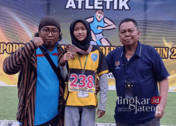 Siswa SDN 1 Sidomulyo, Kecamatan Sedan, Kabupaten Rembang, Siti Sa'adatul Ummah, menunjukkan medali yang diraih dalam perlombaan cabor lempar turbo Popda SD dan SMP tingkat Jawa Tengah pada Kamis, 7 November 2024. (Setyo Nugroho/Lingkarjateng.id)