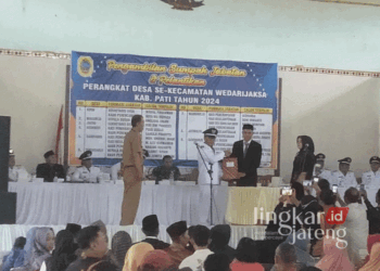 Slamet Riyadi saat dilantik sebagai Kadus Tapen, Desa Tawangharjo, Kecamatan Wedarijaksa, Kabupaten Pati, di Gedung PGRI Wedarijaksa pada Senin, 18 November 2024. (Arif Febriyanto/Lingkarjateng.id)