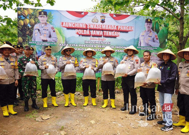 Dukung Asta Cita Presiden, Polda Jateng Launching Swasembada Pangan di Ungaran Semarang 25 Jajaran Polda Jateng berfoto bersama dalam kegiatan launching swasembada pangan di Dusun Ngaliyan, Desa Kalongan, Kecamatan Ungaran Timur, Kabupaten Semarang, pada Minggu, 10 November 2024. (Dok. HMS/Lingkarjateng.id)