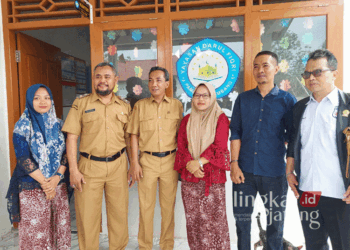 KLARIFIKASI: Pihak TK Darul Fiqri Rembang bersama Kades Pamotan dan Kades Siderejo menggelar jumpa pers untuk membantah kabar yang beredar pada Senin, 25 November 2024. (Vicky Rio/Lingkarjateng.id)