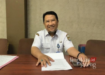 Kepala Bidang Pembinaan dan Pengawasan DPMPTSP Kendal, Hadi Pribusono saat dimintai keterangan. (Arvian Maulana/Lingkarjateng.id)