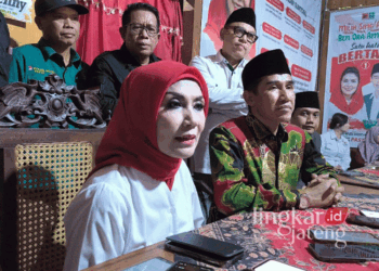 Paslon Bupati-Wakil Bupati Kendal nomor urut 01, Dyah Kartika Permanasari-Benny Karnadi, saat konferensi pers hasil quick count Pilkada Kendal pada Kamis, 28 November 2024. (Arvian Maulana/Lingkarjateng.id)