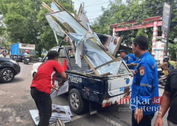 Proses penertiban alat peraga kampanye Pilkada oleh tim gabungan di Purwodadi, Kabupaten Grobogan, pada Minggu, 24 November 2024. (Dok. Pribadi/Lingkarjateng.id)