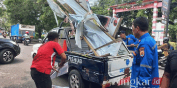 Proses penertiban alat peraga kampanye Pilkada oleh tim gabungan di Purwodadi, Kabupaten Grobogan, pada Minggu, 24 November 2024. (Dok. Pribadi/Lingkarjateng.id)