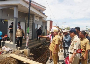Tingkatkan Fasilitas Sanitasi, Pemkot Pekalongan Gelar Lomba Pengelolaan MCK 27 KUNJUNGAN: Pelaksana Tugas Wali Kota Pekalongan, Salahudin, didampingi Kepala DPUPR Kota Pekalongan, Bambang Sugiarto, saat meninjau penataan permukiman di Kampung Bugisan, Kota Pekalongan, Senin, 4 November 2024. (Kominfo Kota Pekalongan/Lingkarjateng.id)