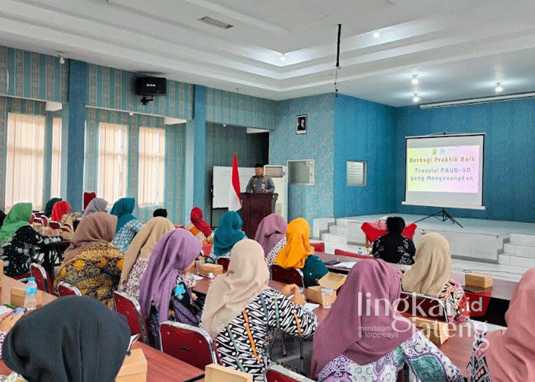 Cegah Anak Stres, Pemkot Pekalongan Gencarkan Sosialisasi Program Transisi PAUD-SD Menyenangkan 25 Plt Wali Kota Pekalongan, H Salahudin, membuka acara "Berbagi Praktik Baik Transisi PAUD-SD yang Menyenangkan" bersama para Bunda PAUD dan guru-guru PAUD se-Kota Pekalongan, Rabu (20/11/2024).