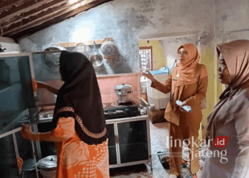 Dukung Sanitasi Masyarakat, Dinkes Kota Pekalongan Verifikasi STBM di Kelurahan Bandengan 28 Tim verifikasi STBM 5 Pilar dari Dinas Kesehatan Kota Pekalongan saat melakukan pemeriksaan lapangan di Kelurahan Bandengan, Kecamatan Pekalongan Utara, pada Senin, 11 November 2024. (Dok. Diskominfo Kota Pekalongan/Lingkarjateng.id)