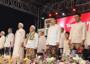 Calon Wakil Bupati Rembang nomor urut 01, Gus Umam (paling kanan), bersama sejumlah tokoh dalam acara sholawat akbar yang digelar di Halaman Pondok Pesantren (Ponpes) LP3IA di Desa Narukan, Kecamatan Kragan, pada Minggu malam, 17 November 2024. (Dok. Pribadi/Lingkarjateng.id)