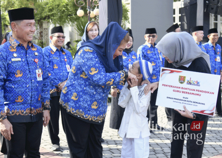 Peringati HUT ke-53 Korpri, Pemkot Semarang Gelar Aksi Sosial ke Masyarakat 25 Wali Kota Semarang, Hevearita Gunaryanti Rahayu, saat menyerahkan bantuan pendidikan dalam peringatan HUT ke-53 Korpri pada Jumat, 29 November 2024. (Dok. Pemkot Semarang/Lingkarjateng.id)