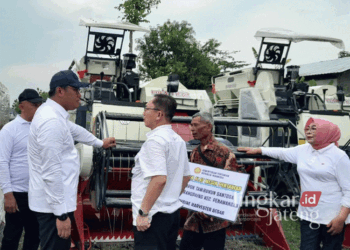 Wakil Menteri Pertanian (Wamentan) Sudaryono saat menyalurkan bantuan alat mesin pertanian kepada kelompok tani di Kabupaten Grobogan pada Sabtu, 2 November 2024. (Eko Wicaskono/Lingkarjateng.id)