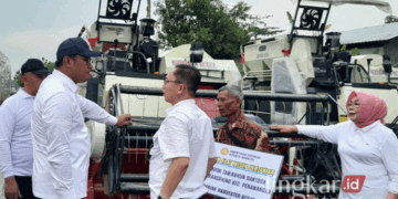 Wakil Menteri Pertanian (Wamentan) Sudaryono saat menyalurkan bantuan alat mesin pertanian kepada kelompok tani di Kabupaten Grobogan pada Sabtu, 2 November 2024. (Eko Wicaskono/Lingkarjateng.id)