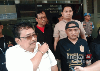 Laporkan ke Polisi, Tim Hukum Yoyok Sukawi Anggap Kritik Wareng Sudah Offside 27 Plt. Ketua Panser Biru, Wareng (bertopi), bersama kuasa hukumnya saat mendatangi Molrestabes Semarang pada Kamis, 31 Oktober 2024 lalu. (Rizky Syahrul Al-Fath/Lingkarjateng.id)