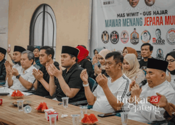Paslon Bupati-Wakil Bupati Jepara nomor urut 02, Wiwit-Hajar, bersyukur atas raihan hasil quick count bersama tim pemenangan di Posko kemenangan Mawar pada Rabu malam, 27 November 2024. (Tomi Budianto/Lingkarjateng.id)