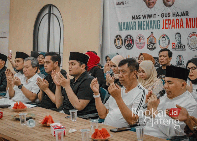 Paslon Bupati-Wakil Bupati Jepara nomor urut 02, Wiwit-Hajar, bersyukur atas raihan hasil quick count bersama tim pemenangan di Posko kemenangan Mawar pada Rabu malam, 27 November 2024. (Tomi Budianto/Lingkarjateng.id)