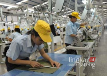 DOKUMENTASI: Beberapa pekerja mengukur bahan yang akan dibuat seragam militer untuk diekspor di perusahaan garmen PT Sritex, Sukoharjo, Jawa Tengah, tahun 2021. (Antara/Lingkarjateng.id)