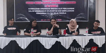 RAPAT : Ketua Serikat Buruh Seluruh Masyarakat (SB Semar) Grobogan, Nova Surya Setiawan (tengah) memimpin rapat konsolidasi pekerja. (Dok. SB Semar/Lingkarjateng.id)