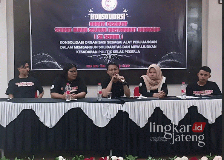 UMK Grobogan Dinilai Tak Ideal, SB Semar Minta Kenaikan 13 Persen 25 RAPAT : Ketua Serikat Buruh Seluruh Masyarakat (SB Semar) Grobogan, Nova Surya Setiawan (tengah) memimpin rapat konsolidasi pekerja. (Dok. SB Semar/Lingkarjateng.id)