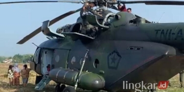 Tangkapan layar video yang memperlihatkan helikopter milik TNI AD yang mendarat darurat di area persawahan Dukuh Tindik, Desa Kadengan Kecamatan Randublatung, Blora pada Sabtu pagi, 2 November 2024. (Dok. for Lingkarjateng.id)