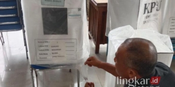 Petugas dari KPU Kabupaten Blora saat mendistribusikan logistik Pilkada beberapa waktu lalu. (Dok. for Lingkarjateng.id)