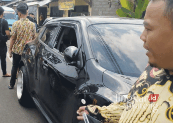 Kondisi kaca mobil milik anggota DPRD Kabupaten Semarang yang pecah usai dibobol pencuri di Jalan Imam Bonjol, Kota Salatiga, pada Senin, 4 November 2024. (Dok. Pribadi/Lingkarjateng.id)