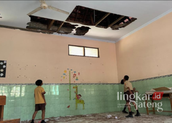 RUSAK: Tampak atap salah satu ruang kelas SDN 1 Terban, Kecamatan Jekulo, Kabupaten Kudus, yang tampak ambrol. (Nisa Hafizhotus S./Lingkarjateng.id)