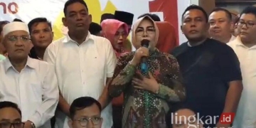 Ketua tim pemenangan Hadi-Sugeng atau ketua DPC PDIP Grobogan, Sri Sumarni deklarasikan kemenangan Paslon 01, Setyohadi dan Sugeng Prasetyo, Rabu malam, 27 November 2024. (Dok. for Lingkarjateng.id)