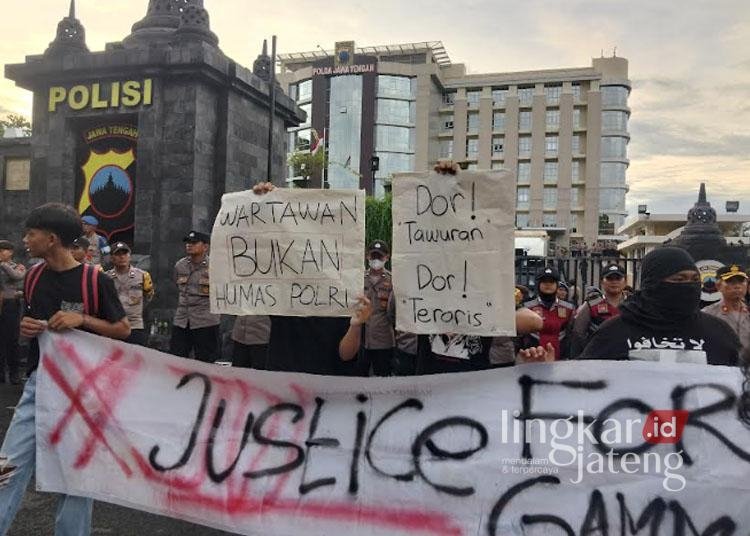 SUARAKAN ASPIRASI: Mahasiswa di Kota Semarang menggelar aksi damai untuk mengawal kasus GRO dan mengkritisi oknum wartawan yang ingin mengintervensi kasus tersebut baru-baru ini. (Rizky Syahrul Al-Fath/Lingkarjateng.id)