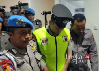 Aipda Robig Jadi Tersangka Kasus Penembakan Siswa SMKN 4 Semarang 32 Anggota Polrestabes Semarang, Aipda Robig Zainudin, saat akan memasuki ruang asdang Komite Kode Etik Polda Jawa Tengah di Semarang pada Senin, 9 Desember 2024. (ANTARA/Lingkarjateng.id)