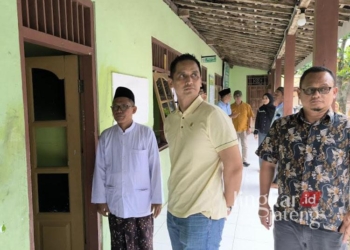 Upayakan Pembangunan, Anggota DPR RI Tinjau Kondisi SMPIT Miftahul Huda Kendal 25 Anggota Komisi VI DPR RI, Firnando Ganinduto (tengah), saat meninjau gedung SMPIT Miftahul Huda, Kecamatan Pegandon, Kabupaten Kendal, pada Kamis, 26 Desember 2024. (Arvian Maulana/Lingkarjateng.id)