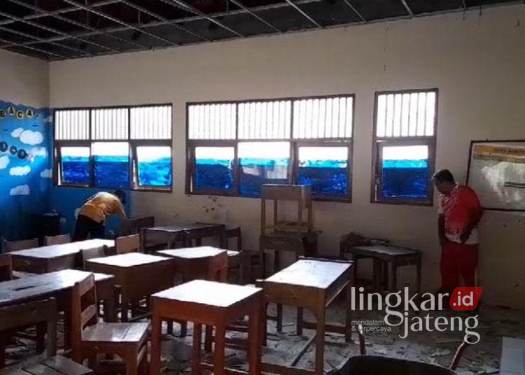Sejumlah guru sedang membersihkan puing-puing plafon ruang kelas SMPN 2 Tunjungan, Kabupaten Blora, yang ambrol pada Jumat, 6 Desember 2024. (Dok. Pribadi/Lingkarjateng.id)